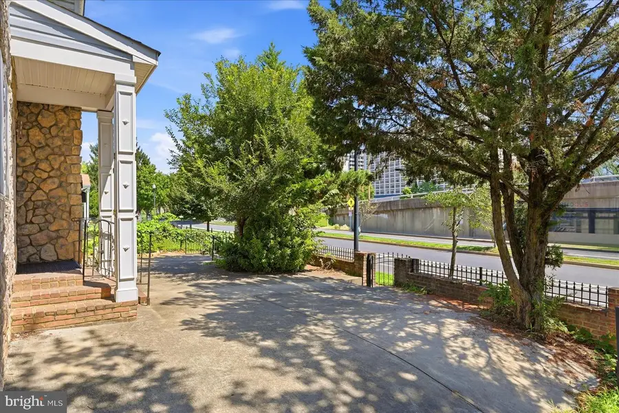 2500 S Eads St, Arlington, VA 22202 - #2