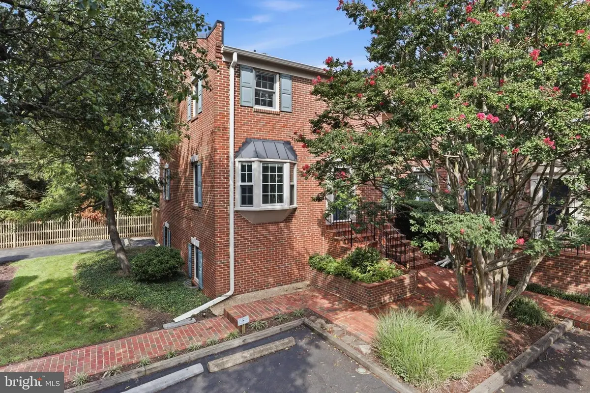 2133 N Lincoln St, Arlington, VA 22207 - #1