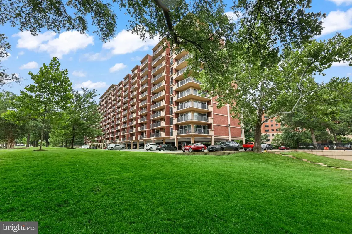 1300 Army Navy Dr #320, Arlington, VA 22202 - #1