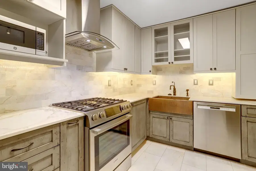 1300 Army Navy Dr #827, Arlington, VA 22202 - #2