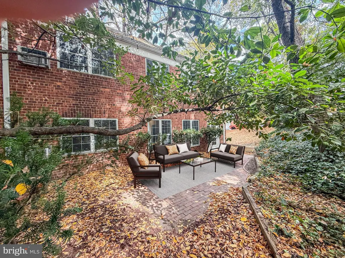 3492 Martha Custis Dr, Alexandria, VA 22302 - Image #1