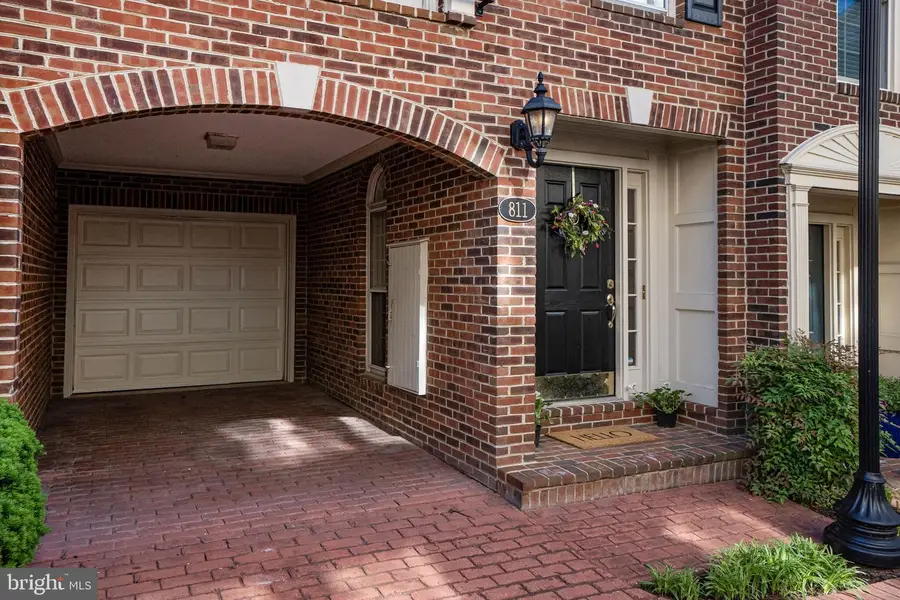 811 Water Pl, Alexandria, VA 22314 - Image #2