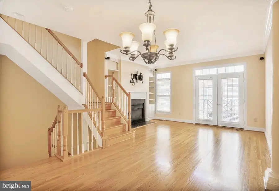 811 Water Pl, Alexandria, VA 22314 - Image #3