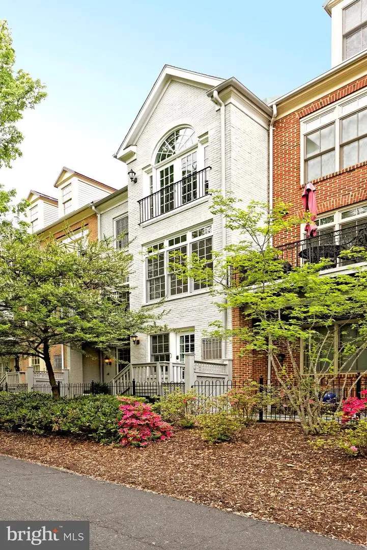 28 Alexander St, Alexandria, VA 22314 - #2