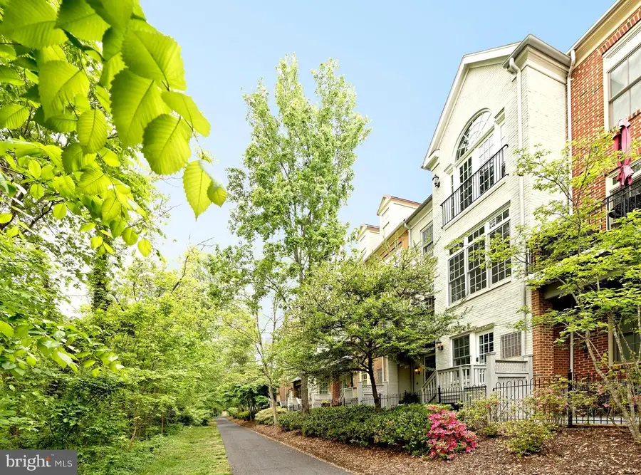 28 Alexander St, Alexandria, VA 22314 - #3