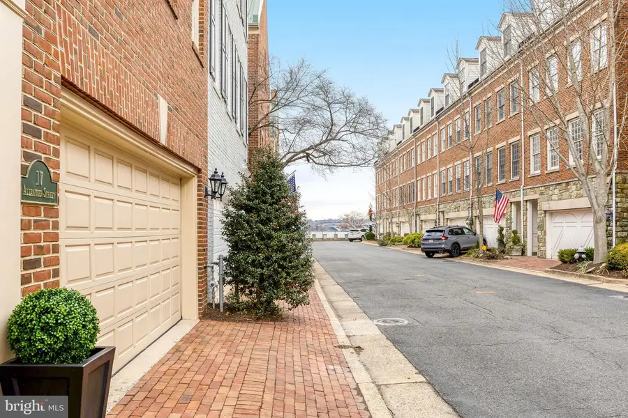 17 Alexander St, Alexandria, VA 22314 - #2