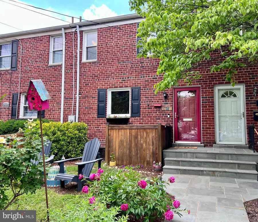 2932 Sycamore St, Alexandria, VA 22305 - #2