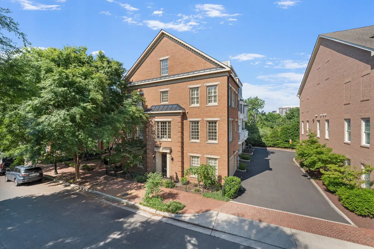 1834 Potomac Greens Dr, Alexandria, VA 22314 - #1