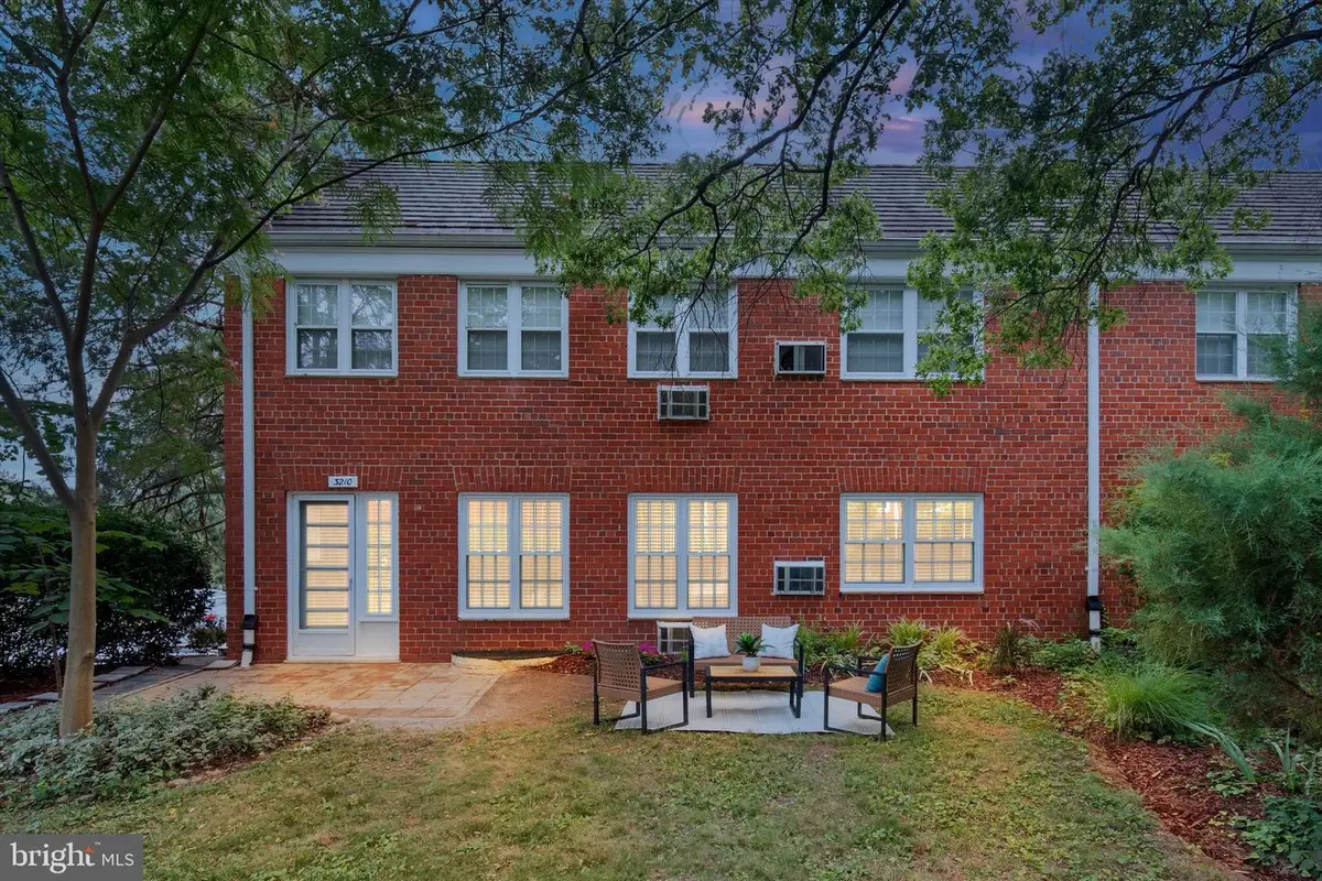 3210 Martha Custis Dr, Alexandria, VA 22302 - #1