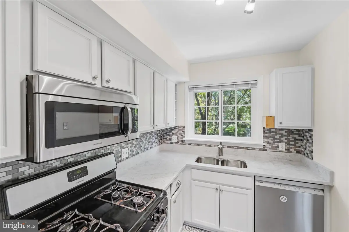 3226 Gunston Rd, Alexandria, VA 22302 - #1