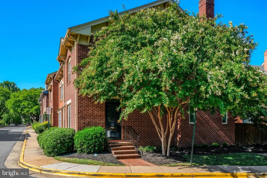 514 Colecroft Ct, Alexandria, VA 22314 - #3