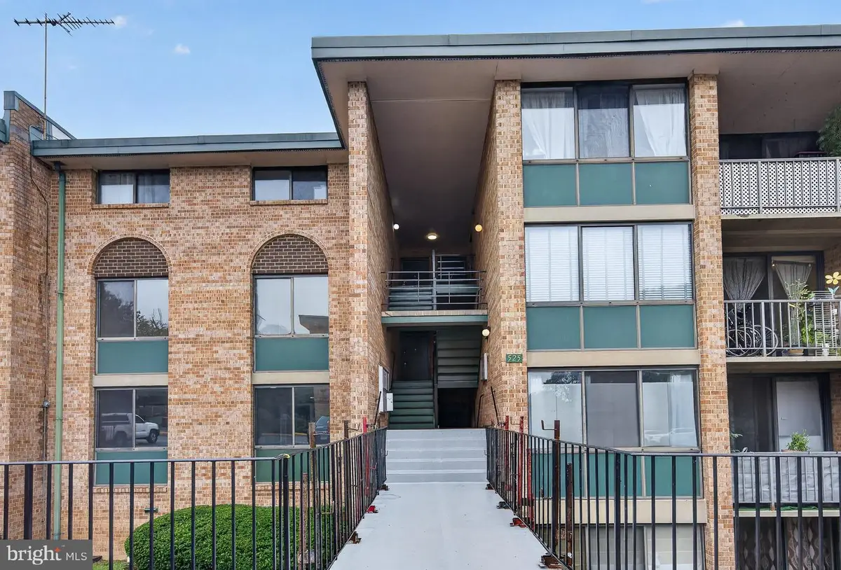 525 N Armistead St #101, Alexandria, VA 22312 - #1