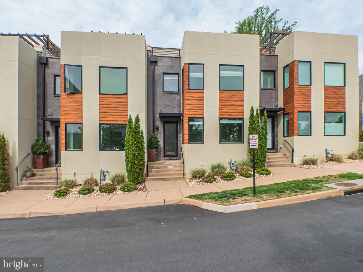 579 Lochlyn Hill Dr, Charlottesville, VA 22901 - #1