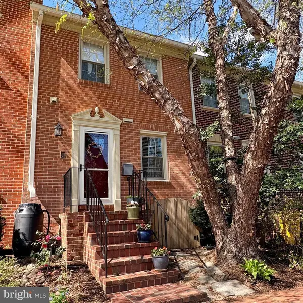 115 Great Falls St #7, FALLS CHURCH, VA 22046