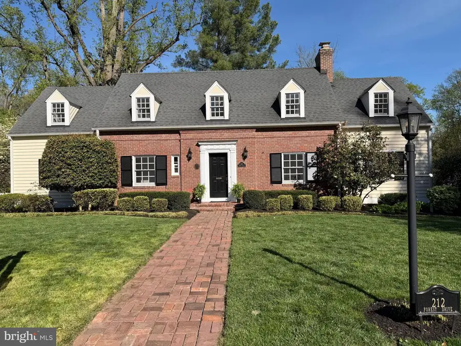 212 Forest Dr, Falls Church, VA 22046 - #2
