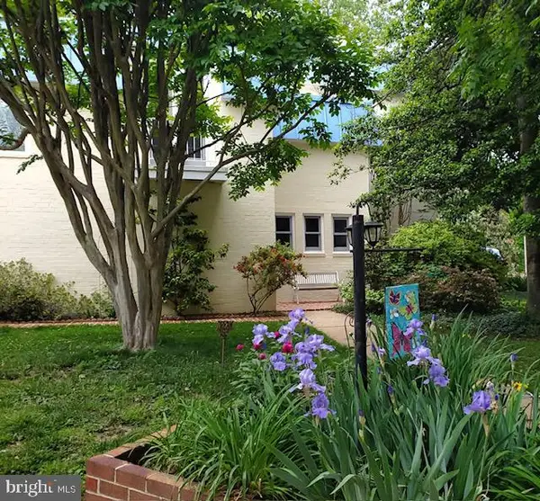 201 Garden Ct, FALLS CHURCH, VA 22046