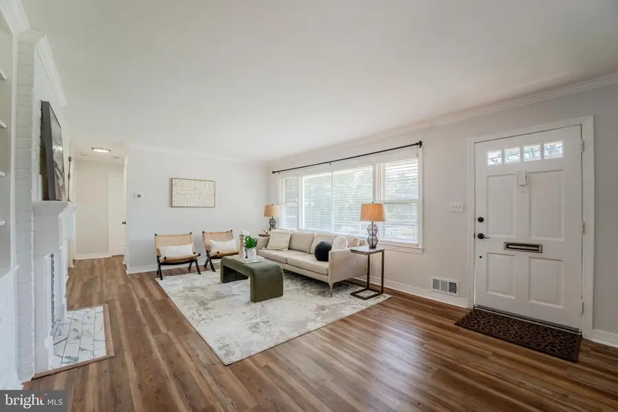 998 N Roosevelt St, Falls Church, VA 22046 - #3