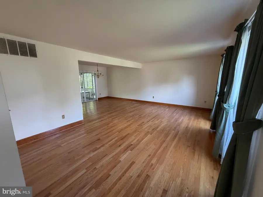 501 Greenwich St, Falls Church, VA 22046 - #2
