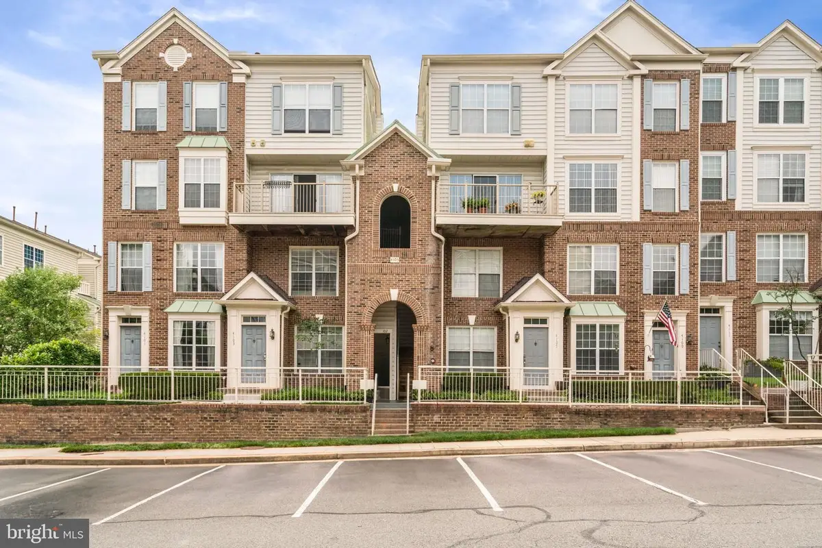 4105 Oxford Ln #302, Fairfax, VA 22030 - #1