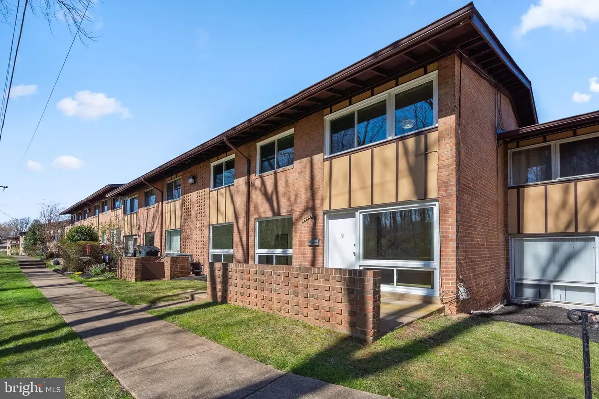 10009 Fair Woods Dr, Fairfax, VA 22030 - #1