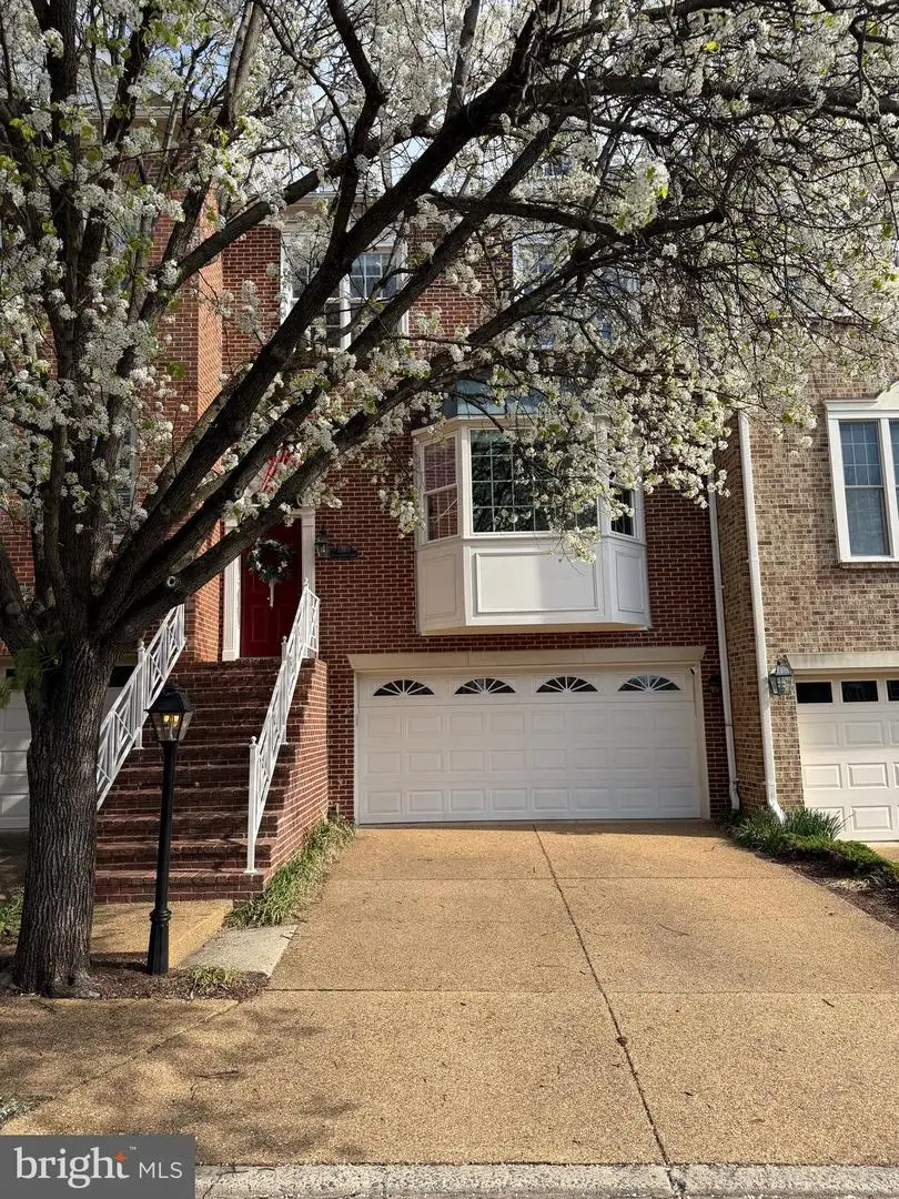 10424 Breckinridge Ln, Fairfax, VA 22030 - #1