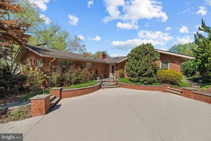 10122 Farmington Dr, Fairfax, VA 22030 - #2