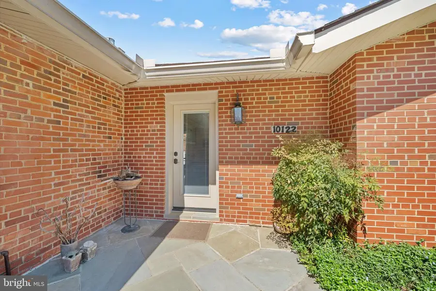 10122 Farmington Dr, Fairfax, VA 22030 - #3