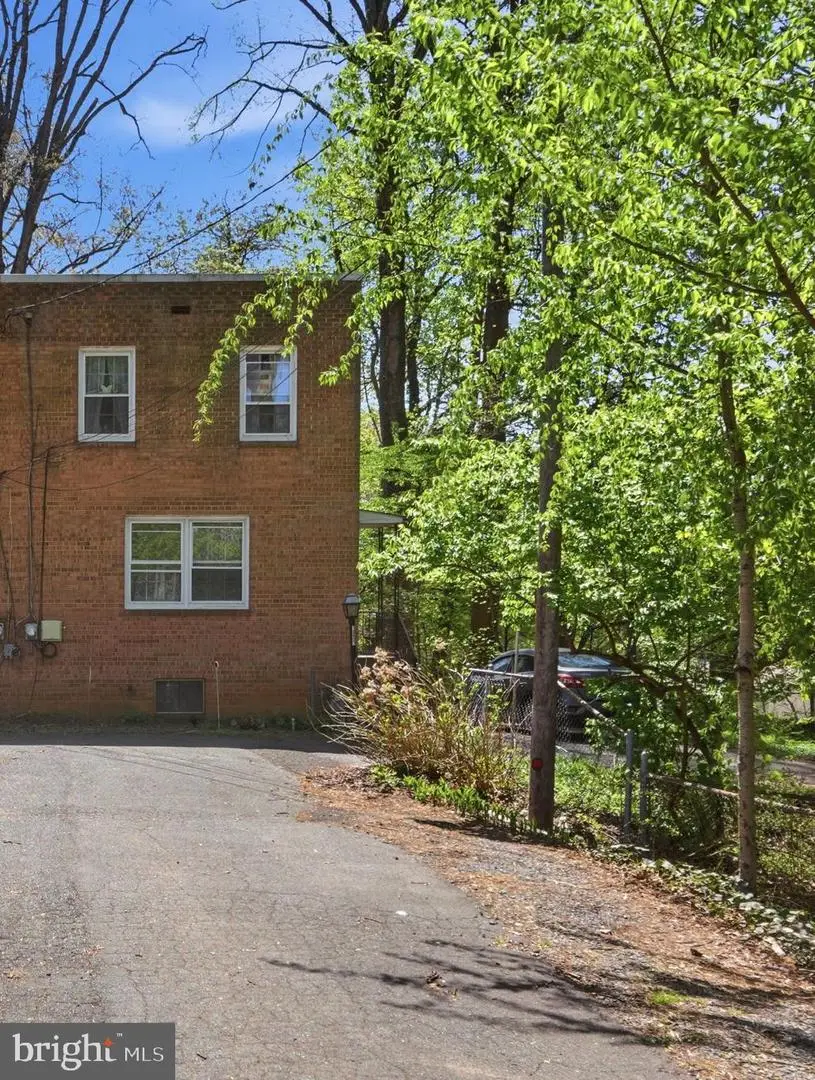 10827 Crest St, Fairfax, VA 22030 - #2