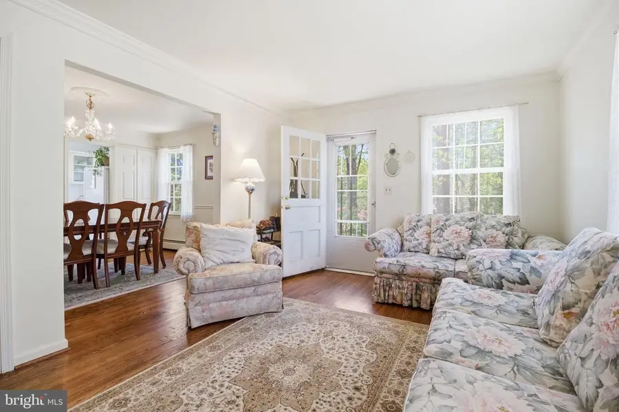 10827 Crest St, Fairfax, VA 22030 - #3