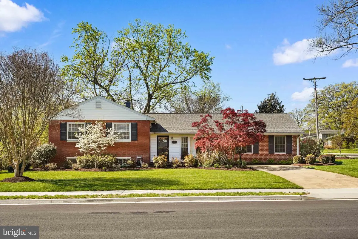 10917 Woodhaven Dr, Fairfax, VA 22030 - #1