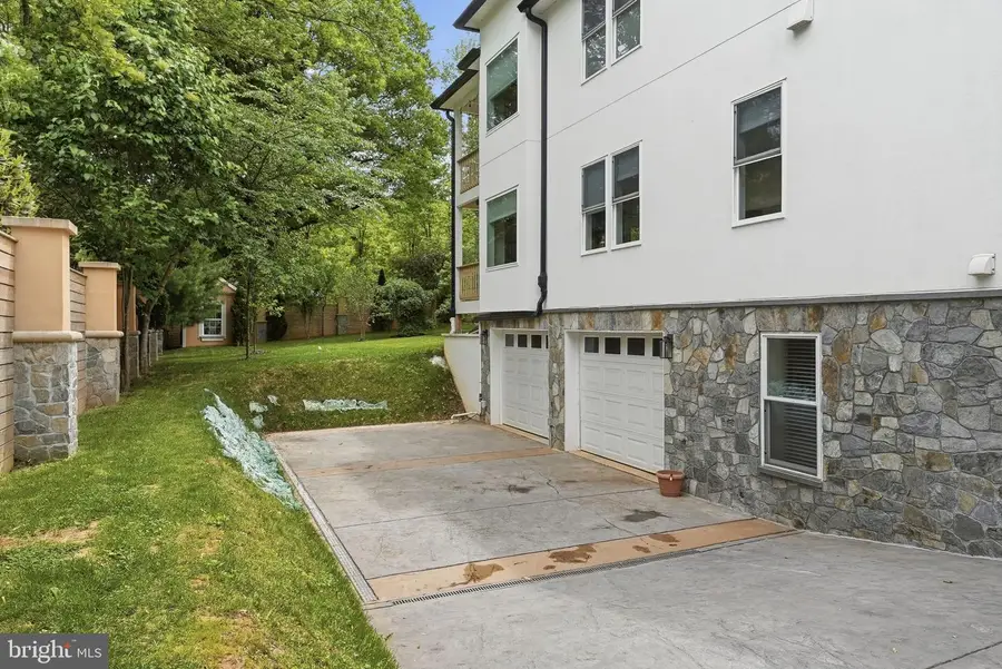 10129 Dwight Ave, Fairfax, VA 22032 - #2