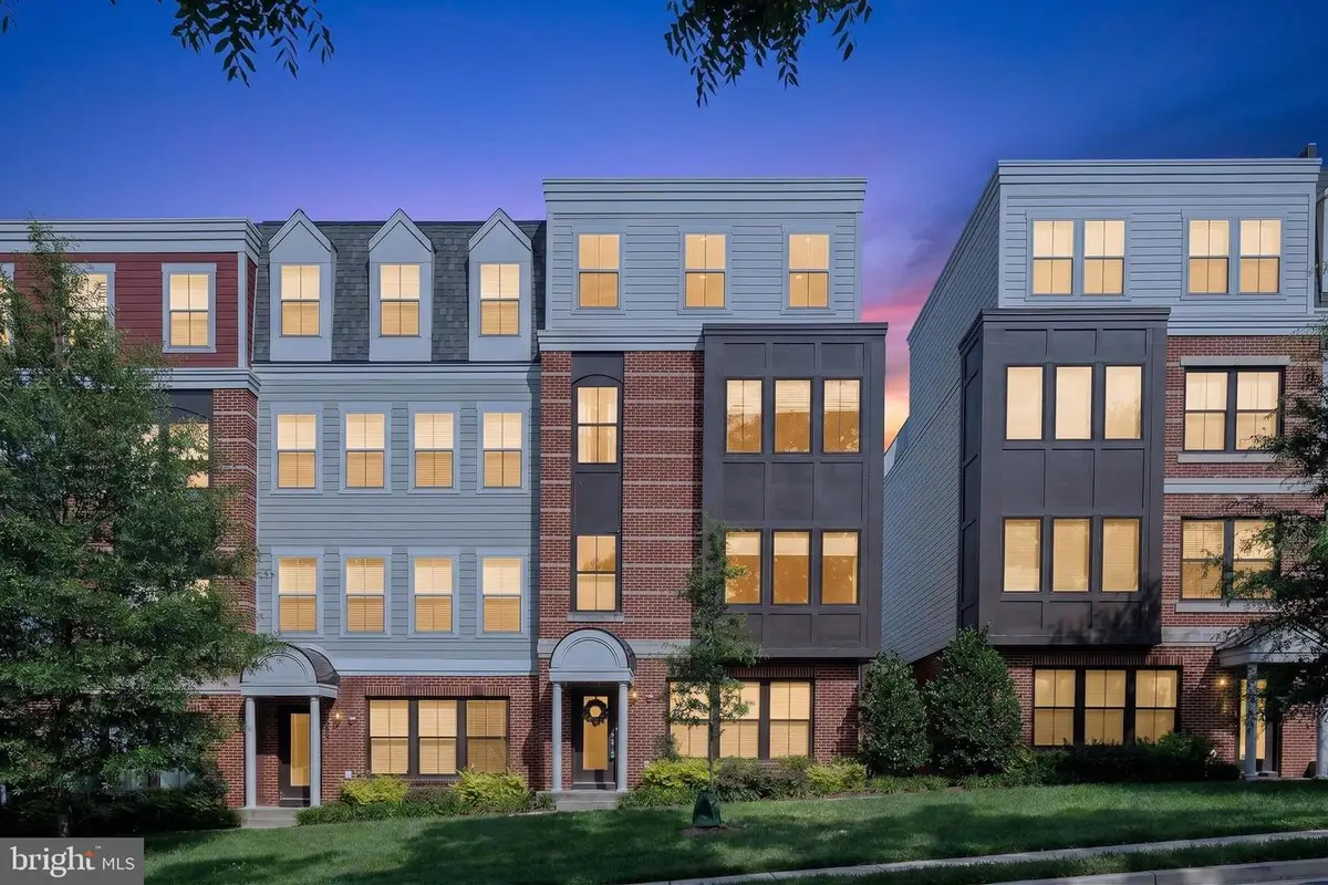 3957 Oak St, Fairfax, VA 22030 - #1