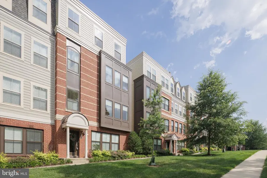 3957 Oak St, Fairfax, VA 22030 - #3