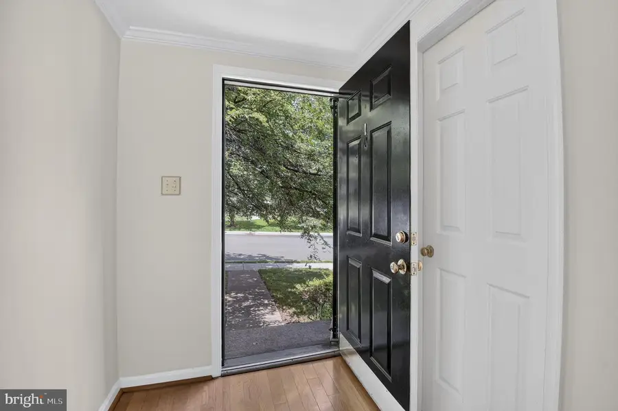 10612 Railroad Ct, Fairfax, VA 22030 - #3