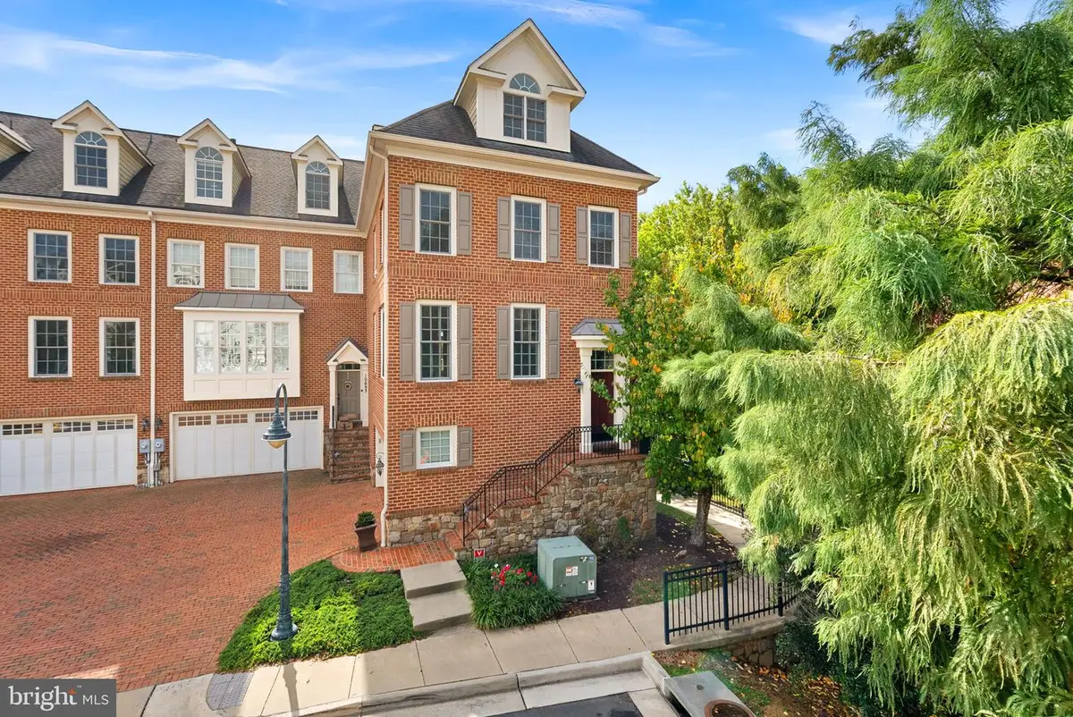 10695 Yorktown Ct, Fairfax, VA 22030 - #1
