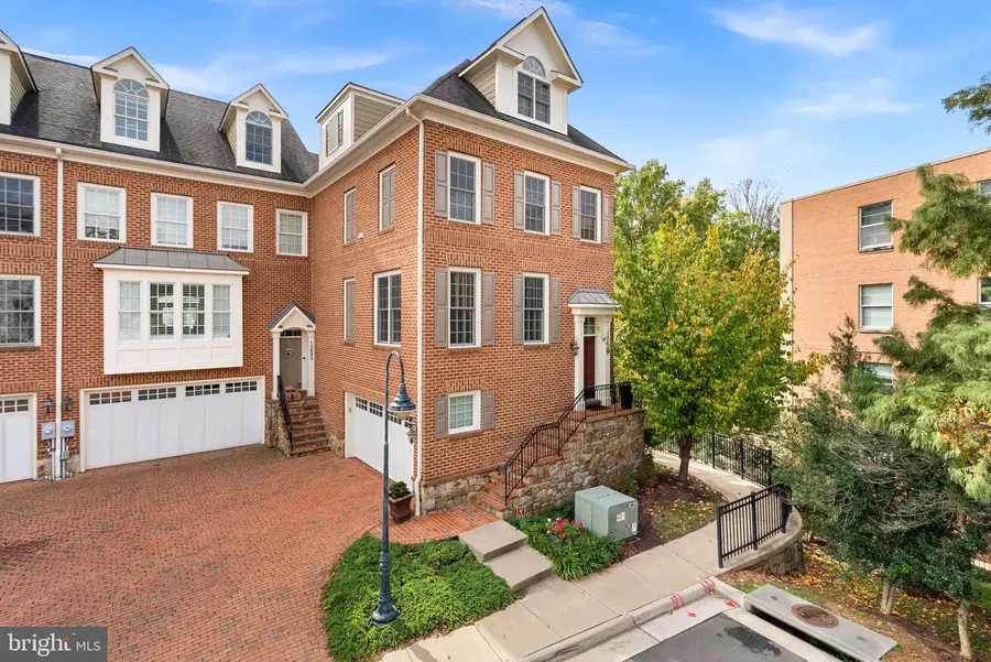 10695 Yorktown Ct, Fairfax, VA 22030 - #2