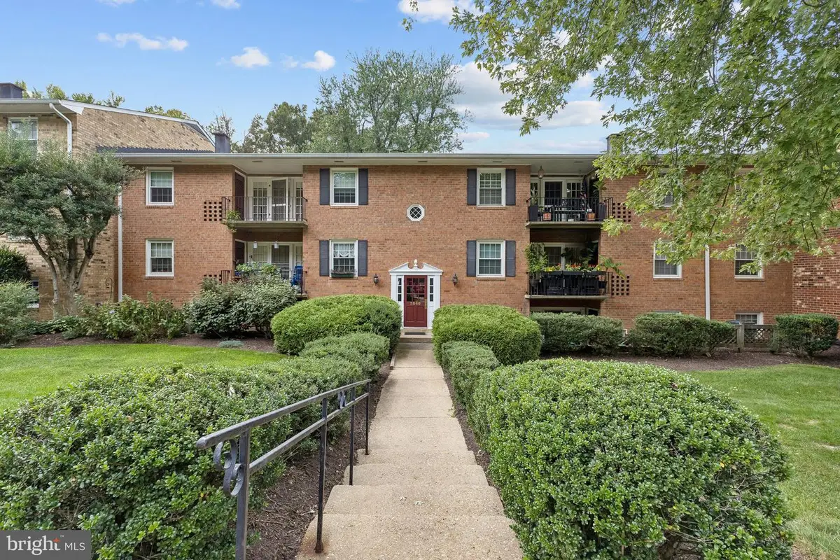 3846 Lyndhurst Dr #102, Fairfax, VA 22031 - #1