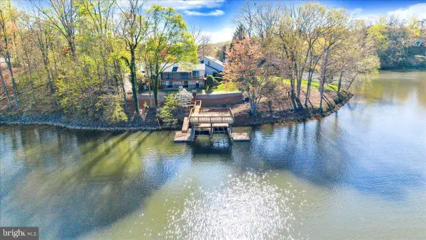 324 Indian Pointe Dr, HARDY, VA 24101