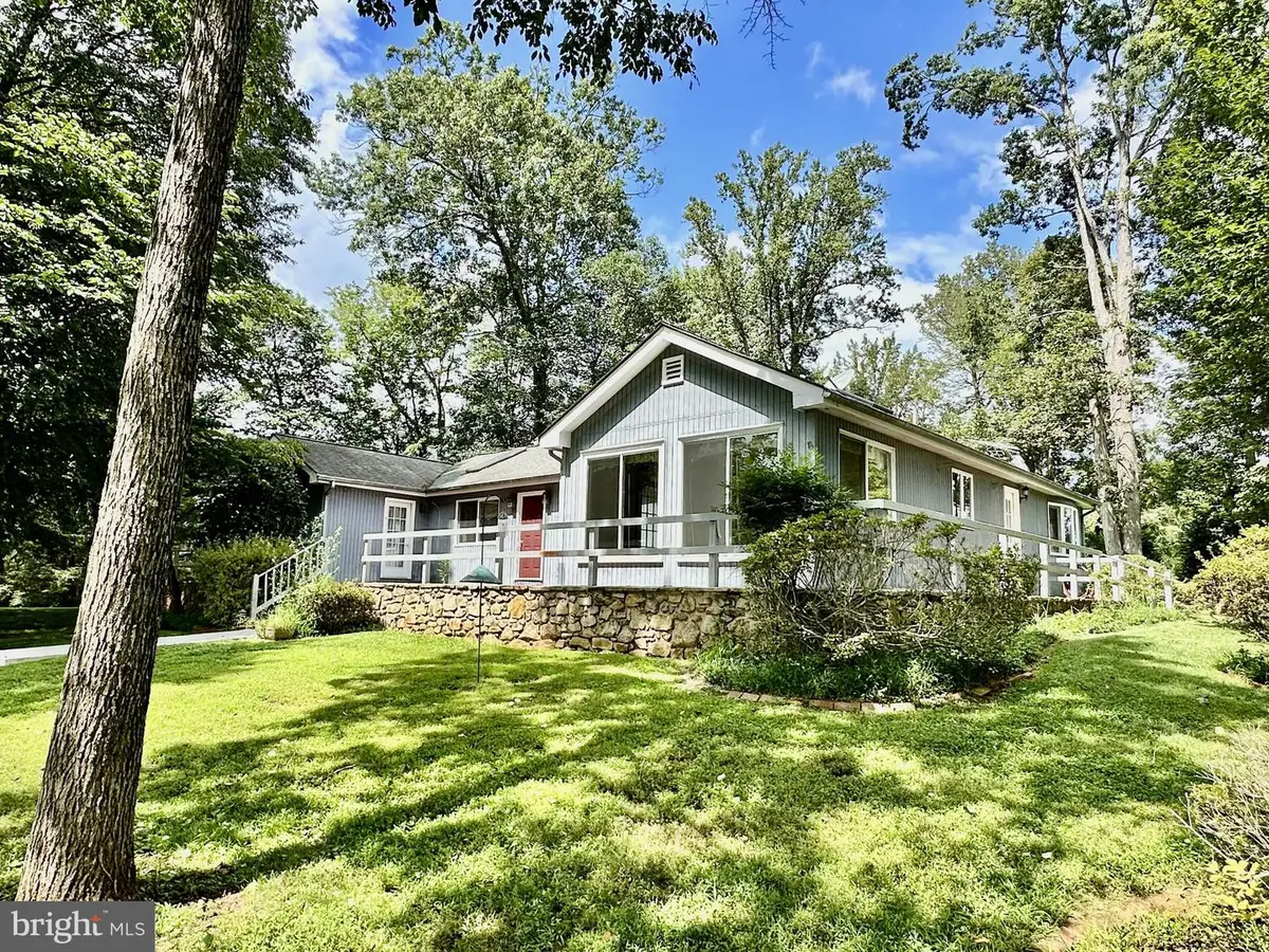 7038 Beaconsfield Ln, Warrenton, VA 20187 - Image #1