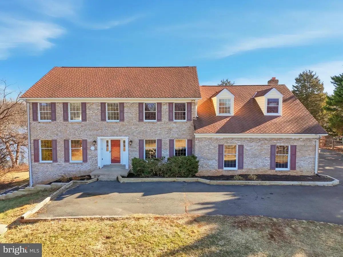 6743 Lake Dr, Warrenton, VA 20187 - Image #1