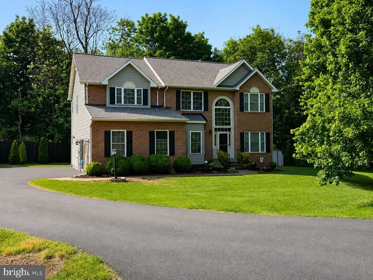 7164 N Crest Ct, Warrenton, VA 20187 - #1