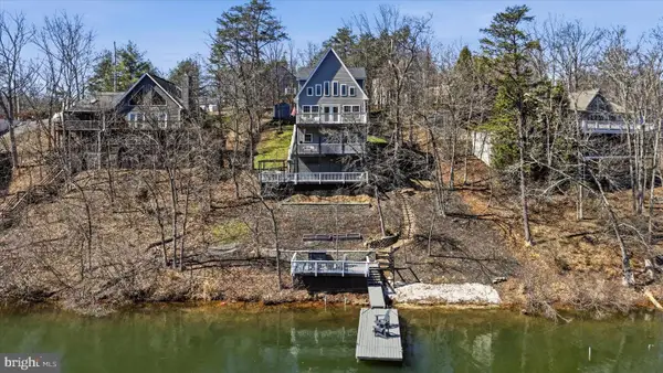 1239 Lakeview Dr, CROSS JUNCTION, VA 22625