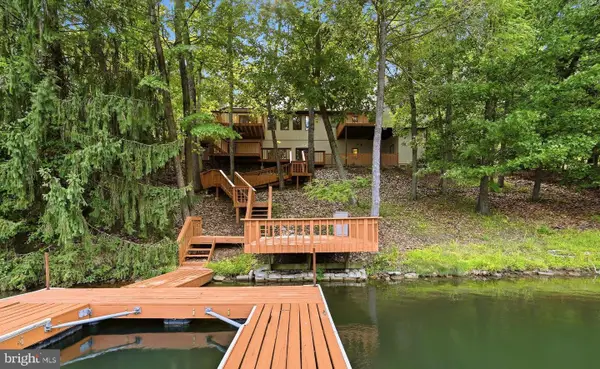 1003 Lakeview Dr, CROSS JUNCTION, VA 22625