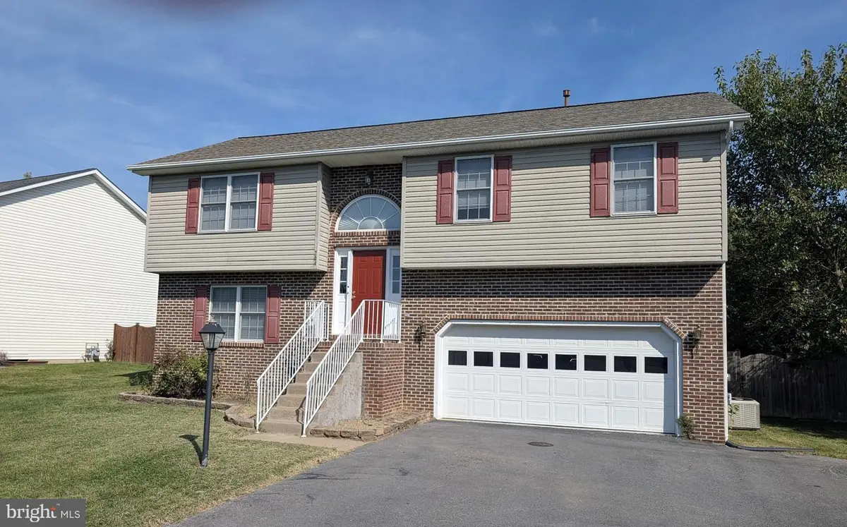 204 Fairfax Dr, Stephens City, VA 22655 - #1
