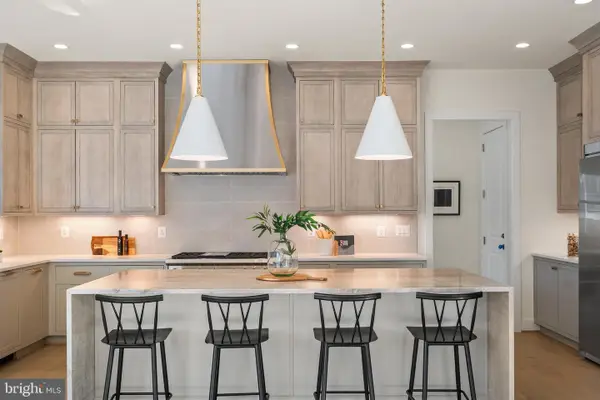 8619 Redwood, VIENNA, VA 22180