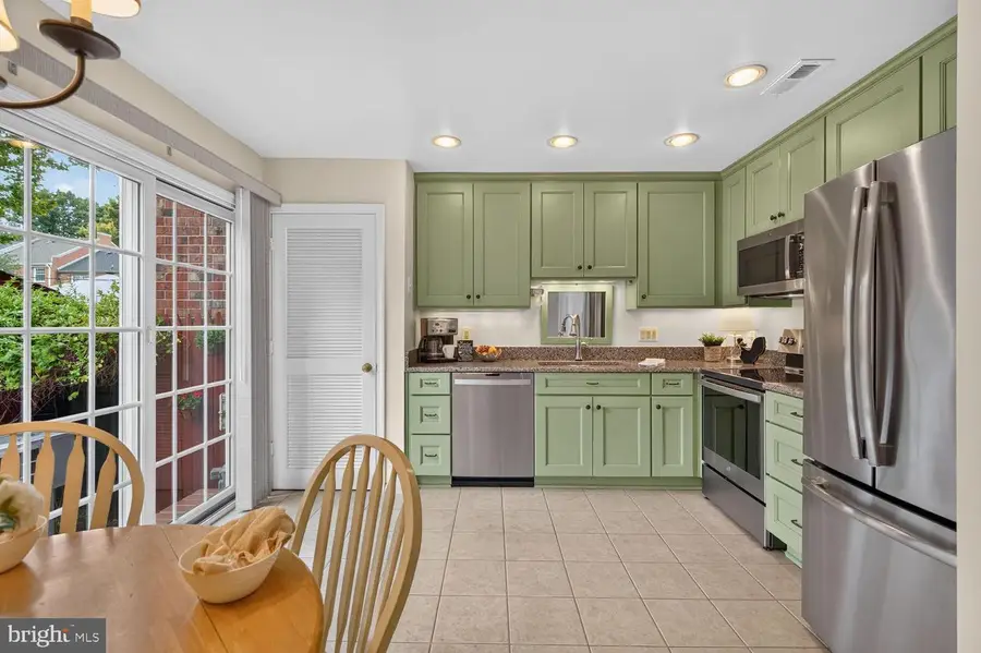 5922 Queenston St, Springfield, VA 22152 - #2
