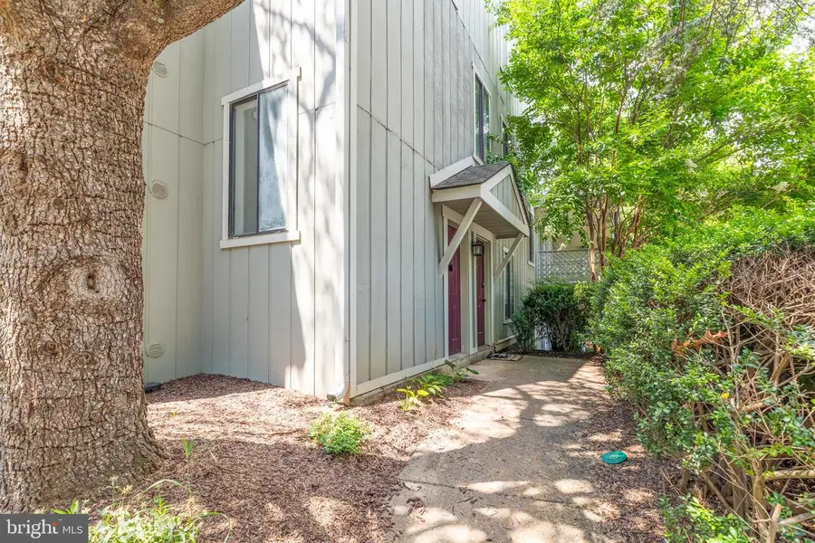2273 Hunters Run Dr, Reston, VA 20191 - Image #2