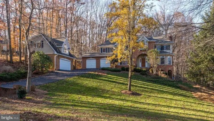 2082 Hunters Crest Way, Vienna, VA 22181 - Image #2