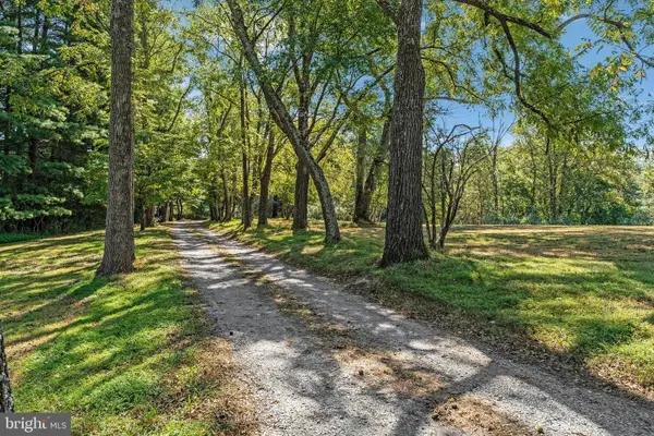 11214 Stuart Mill Rd, OAKTON, VA 22124