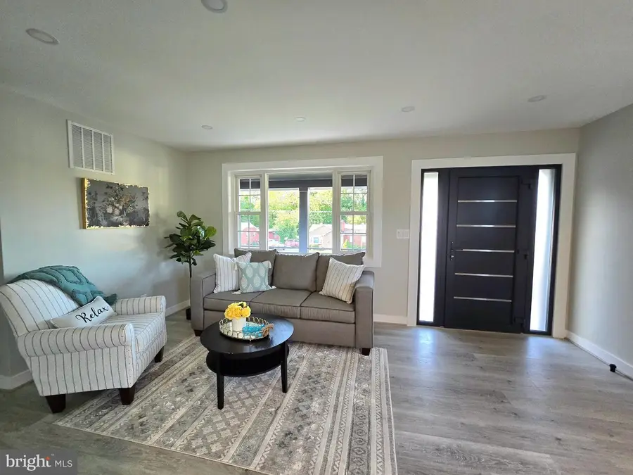 6065 Munson Hill Rd, Falls Church, VA 22044 - Image #2